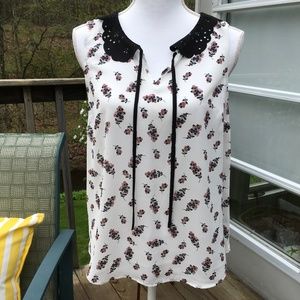 LC Lauren Conrad size M feminine flowered sleeveless top with a black collar